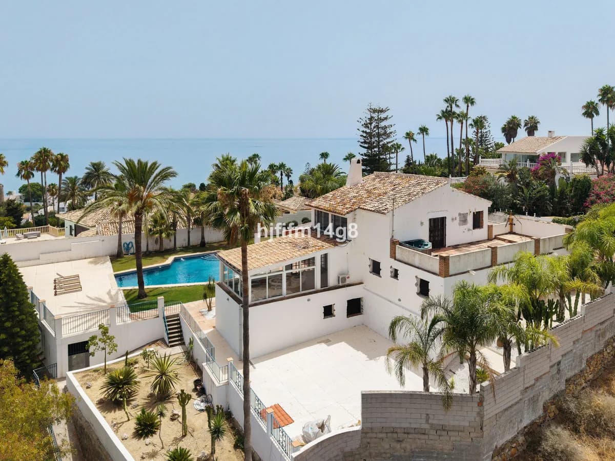 6 Bedroom Detached Villa for Sale in Estepona, Málaga