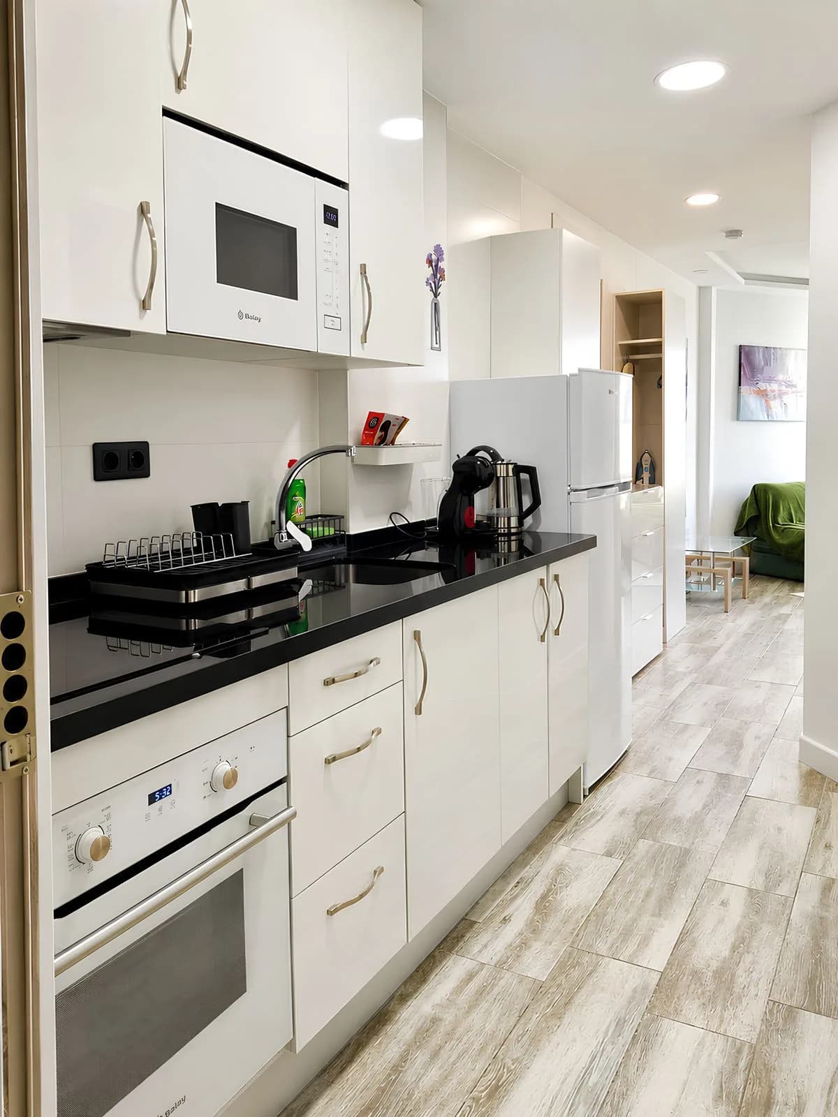 1 Bedroom Middle Floor Apartment for Sale in Calahonda, Málaga - Image 3