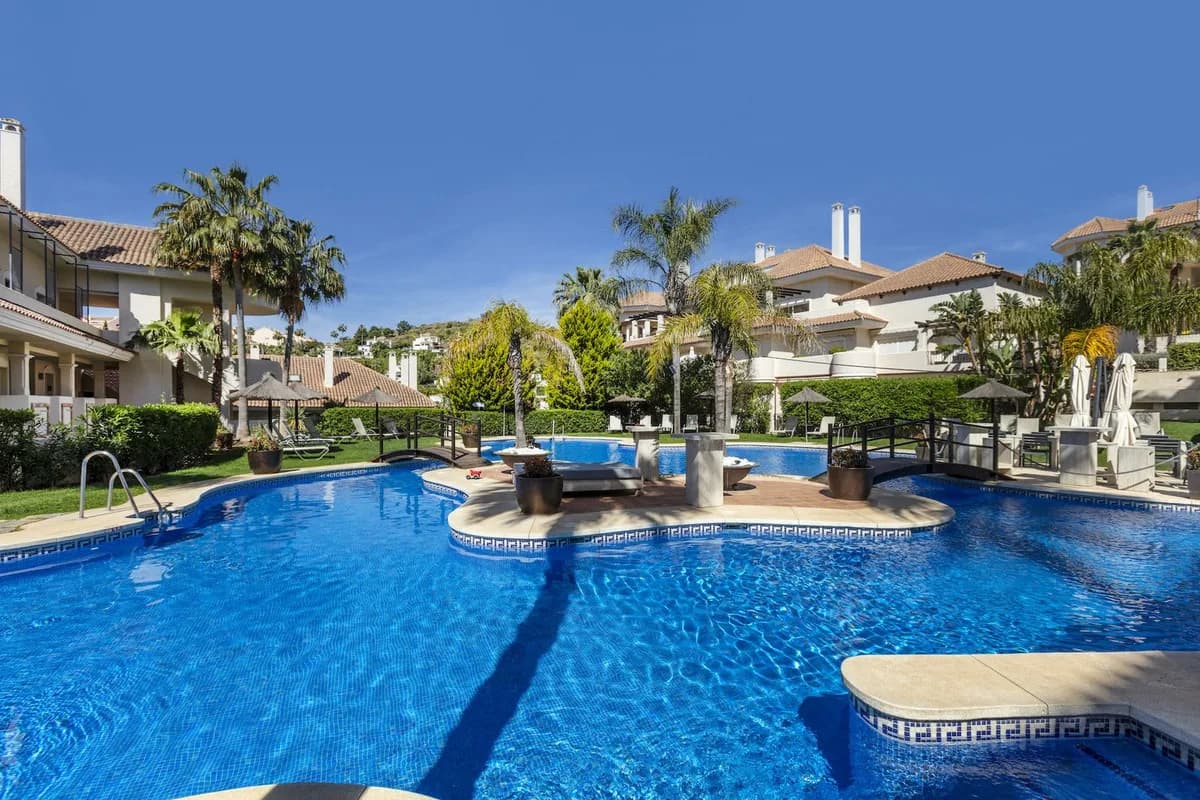 2 Bedroom Middle Floor Apartment for Sale in Nueva Andalucía, Málaga