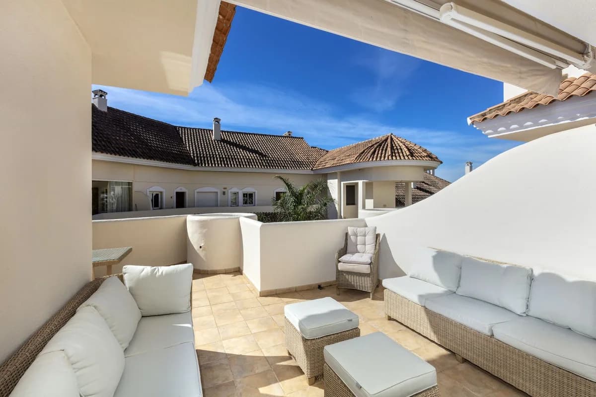 2 Bedroom Middle Floor Apartment for Sale in Nueva Andalucía, Málaga - Image 8