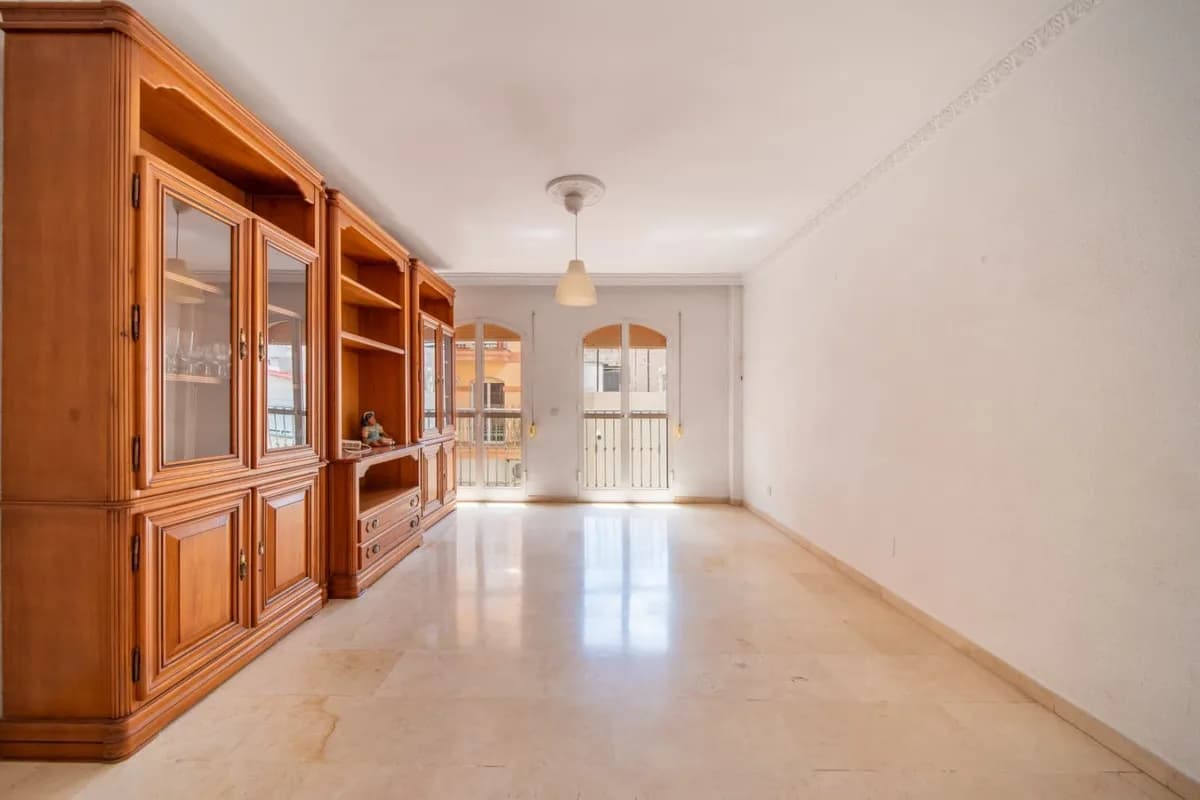 4 Bedroom Middle Floor Apartment for Sale in Fuengirola, Málaga - Image 2