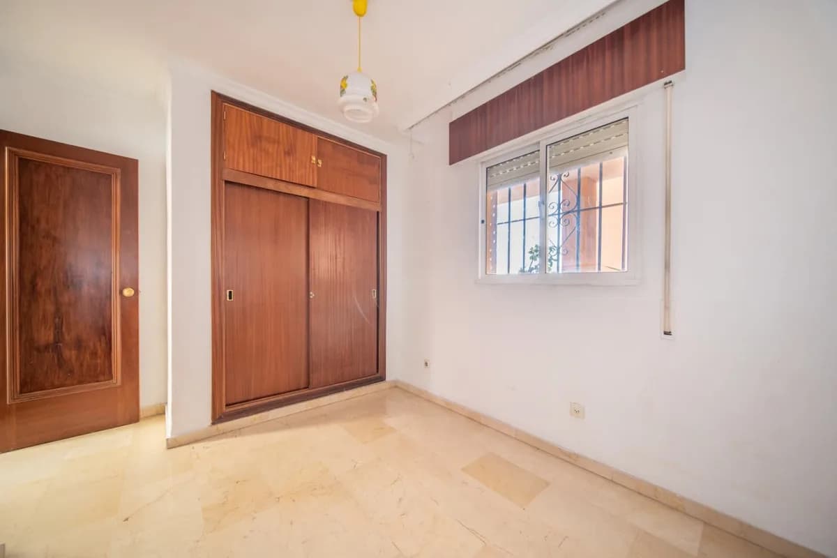 4 Bedroom Middle Floor Apartment for Sale in Fuengirola, Málaga - Image 8