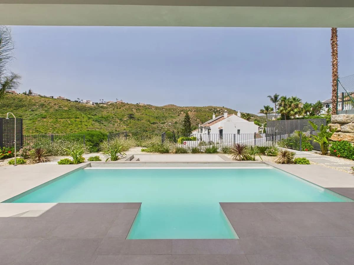 4 Bedroom Detached Villa for Sale in La Duquesa, Málaga - Image 2