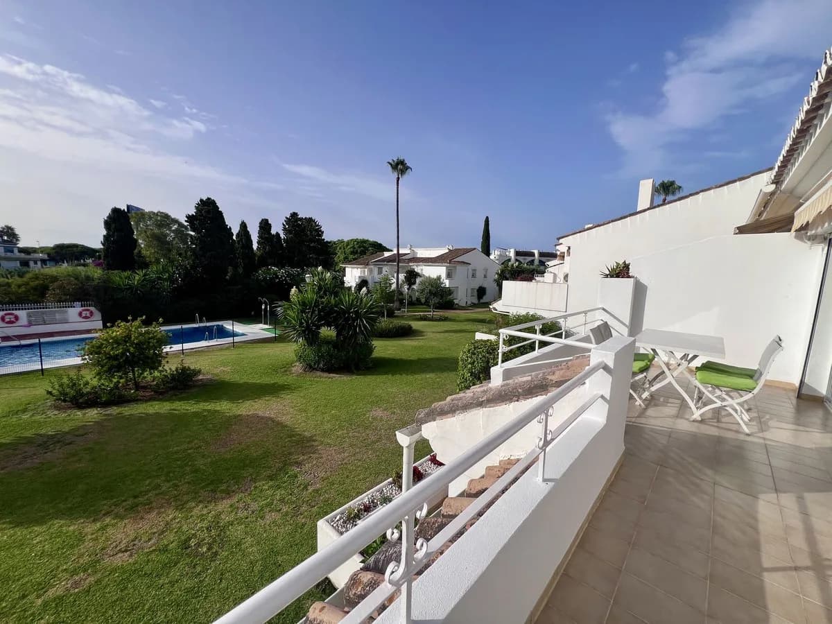 2 Bedroom Penthouse for Sale in El Paraiso, Málaga - Image 2