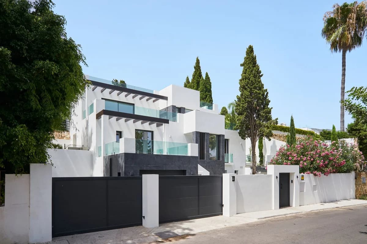 5 Bedroom Detached Villa for Sale in Sierra Blanca, Málaga - Image 2