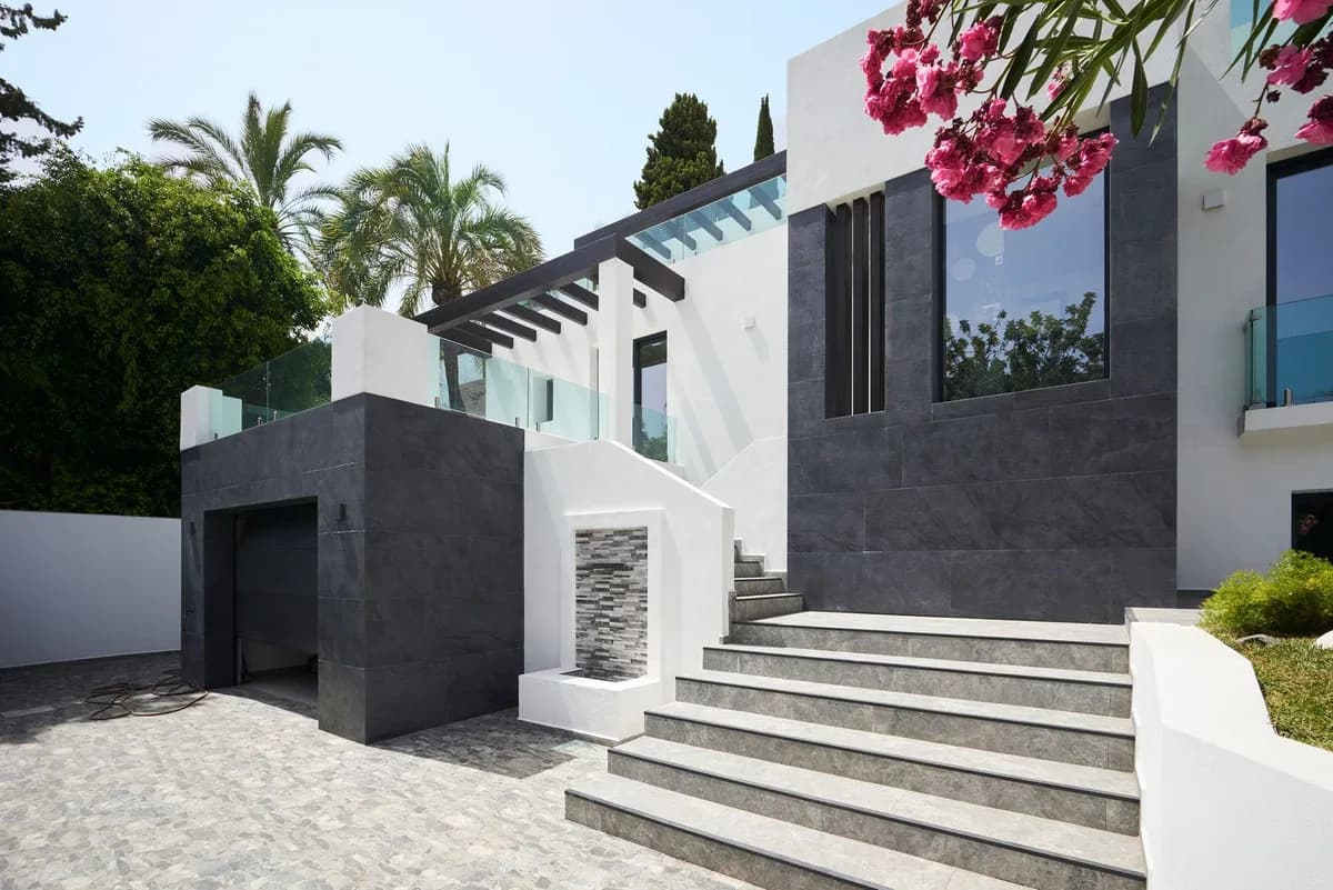 5 Bedroom Detached Villa for Sale in Sierra Blanca, Málaga - Image 3