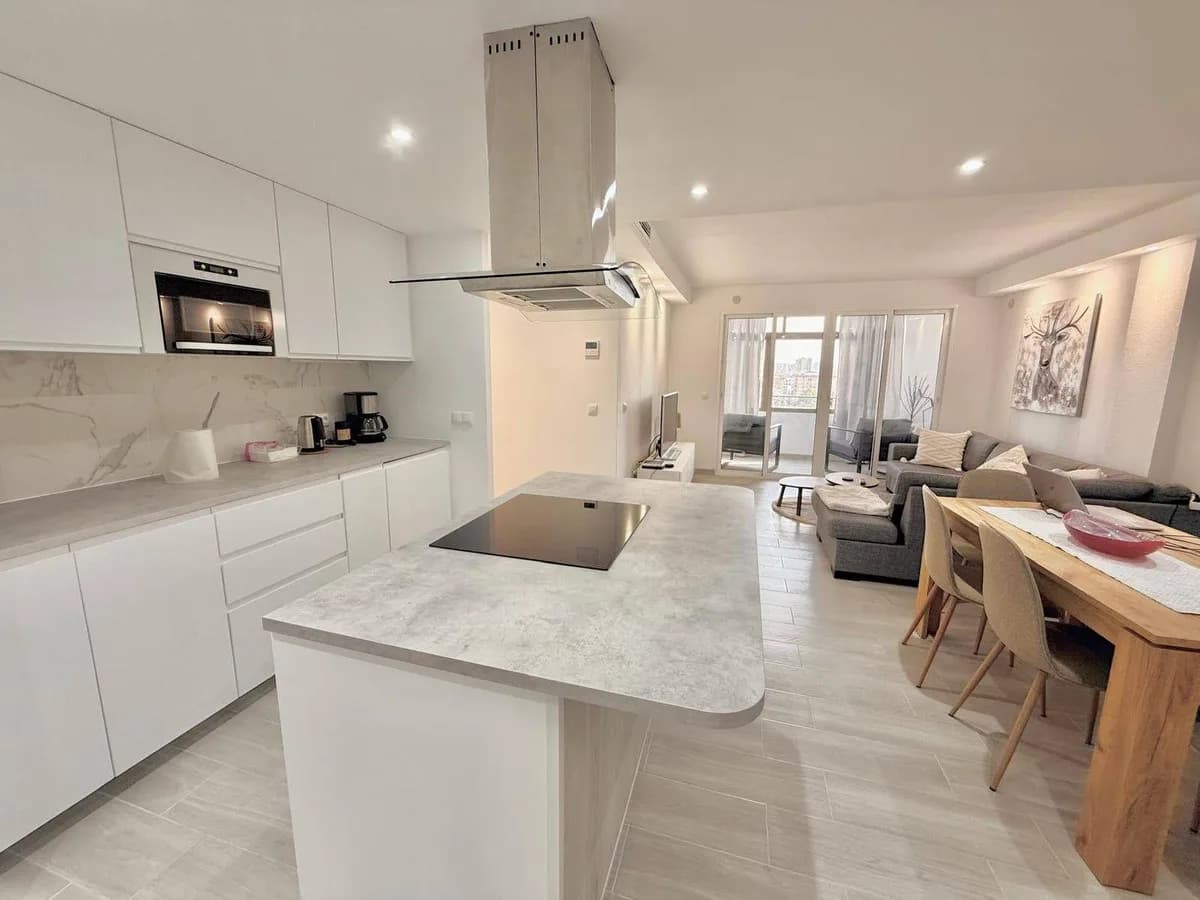 3 Bedroom Middle Floor Apartment for Sale in Fuengirola, Málaga