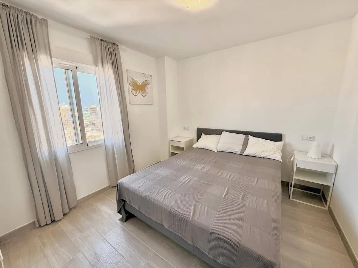 3 Bedroom Middle Floor Apartment for Sale in Fuengirola, Málaga - Image 3