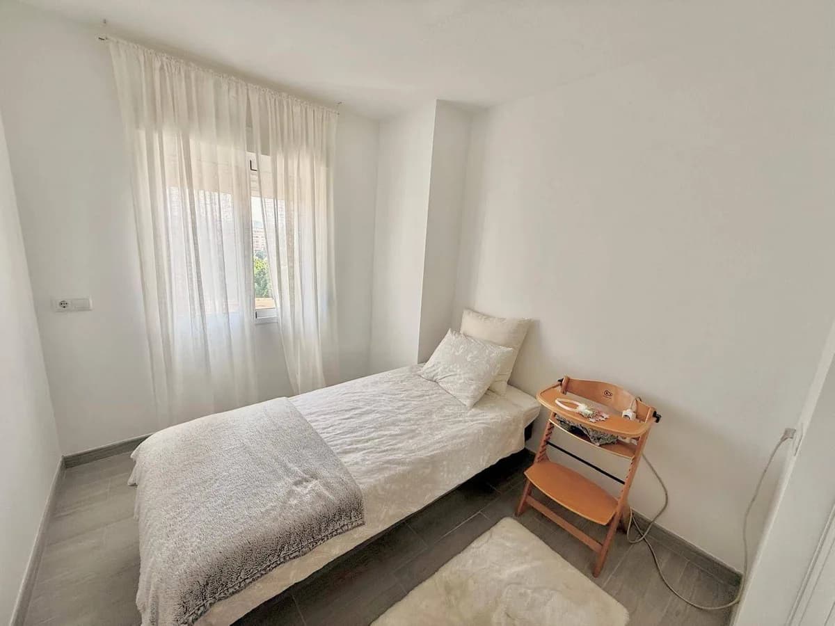 3 Bedroom Middle Floor Apartment for Sale in Fuengirola, Málaga - Image 5