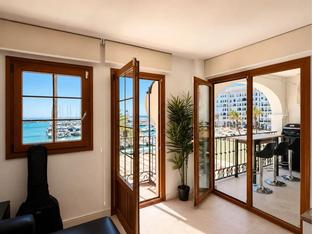 2 Bedroom Middle Floor Apartment for Sale in La Duquesa, Málaga - Image 2