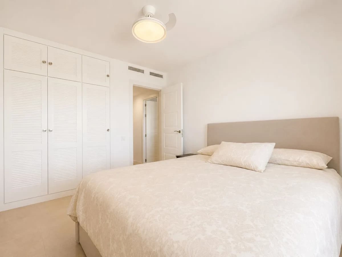 2 Bedroom Middle Floor Apartment for Sale in La Duquesa, Málaga - Image 7