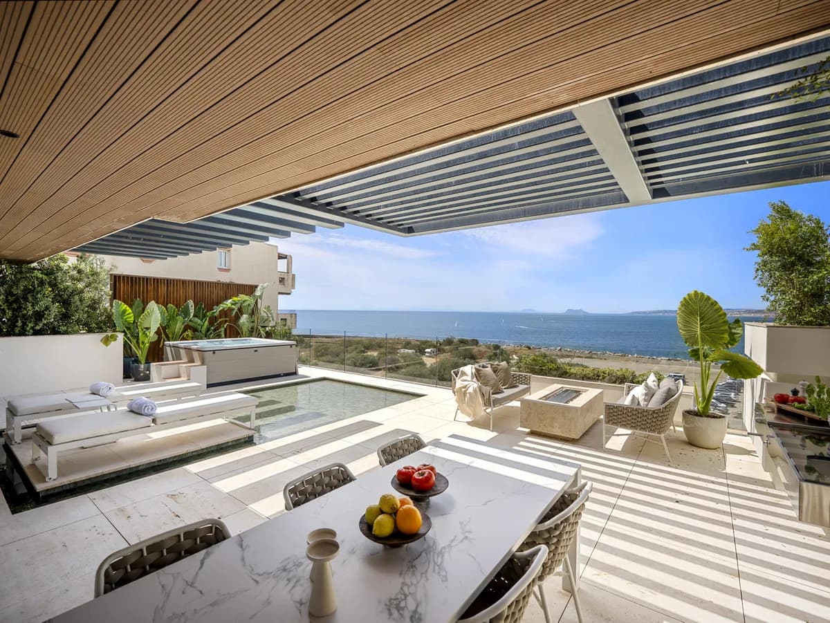 2 Bedroom Middle Floor Apartment for Sale in Estepona, Málaga - Image 2