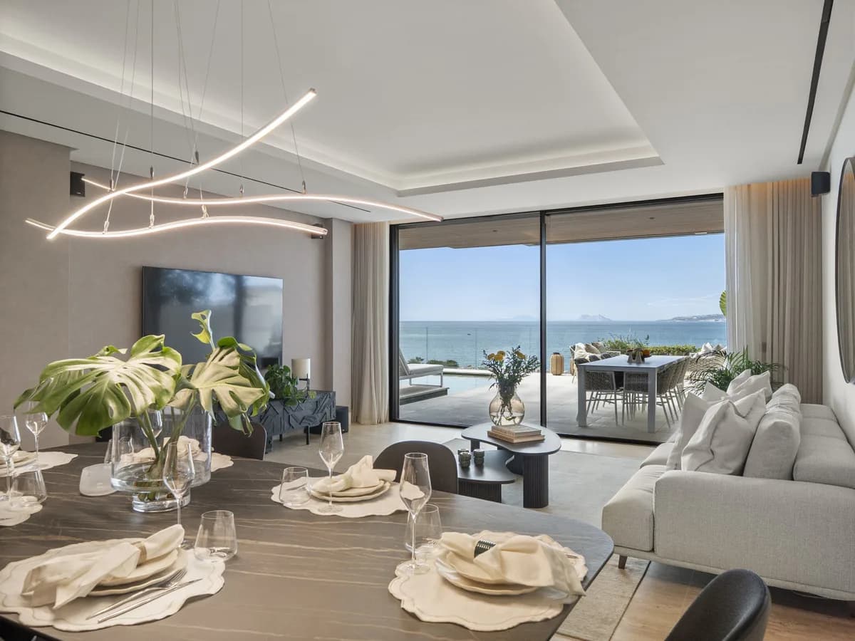 2 Bedroom Middle Floor Apartment for Sale in Estepona, Málaga - Image 3