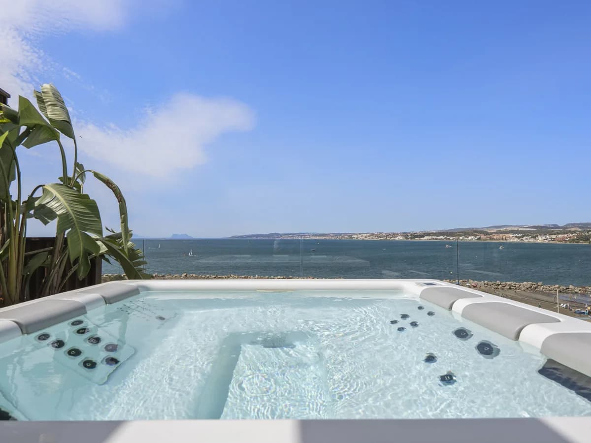 2 Bedroom Middle Floor Apartment for Sale in Estepona, Málaga - Image 4