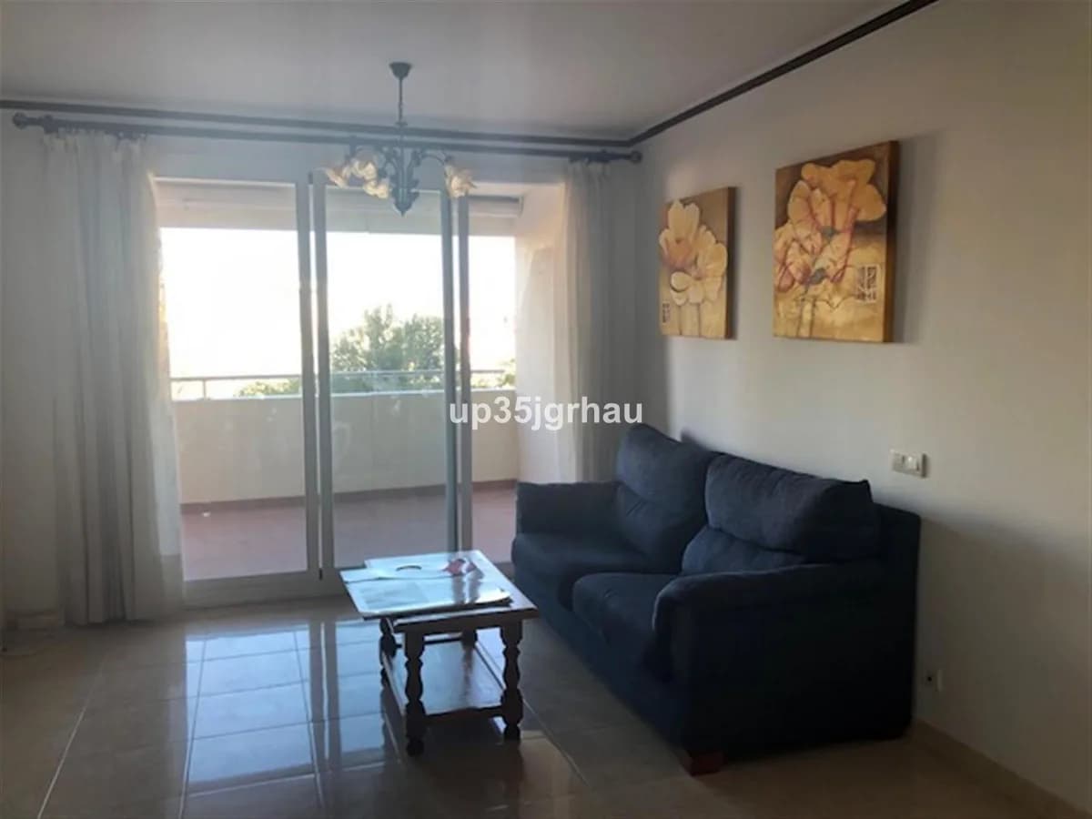 2 Bedroom Middle Floor Apartment for Sale in Estepona, Málaga - Image 2