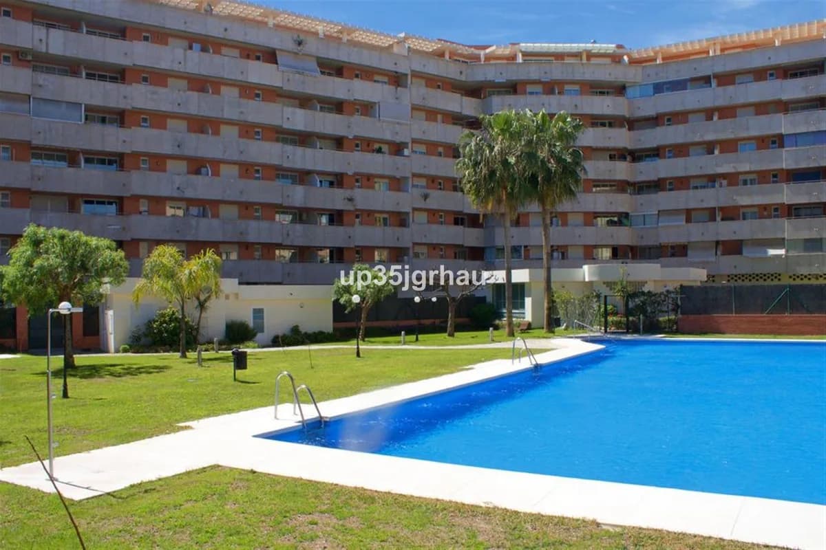 2 Bedroom Middle Floor Apartment for Sale in Estepona, Málaga - Image 3