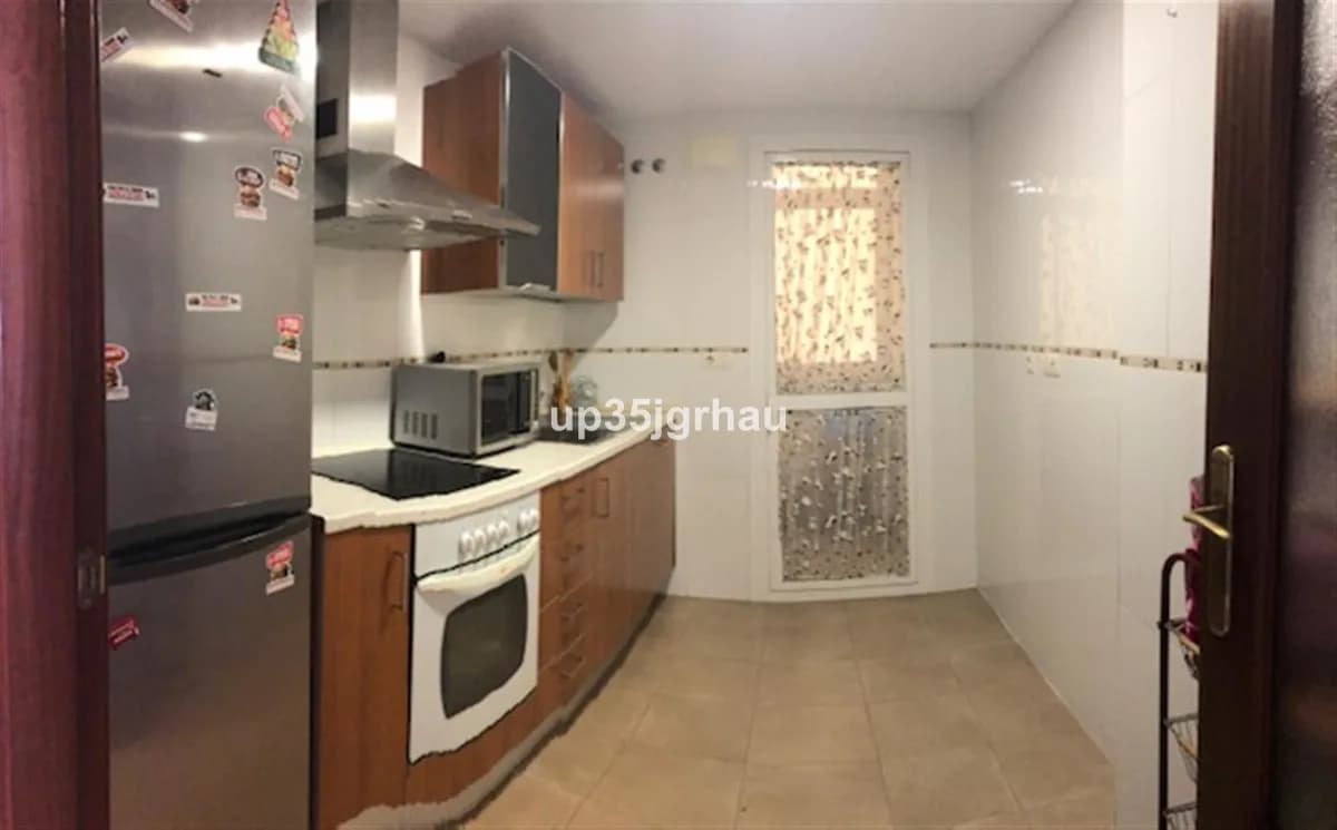 2 Bedroom Middle Floor Apartment for Sale in Estepona, Málaga - Image 4