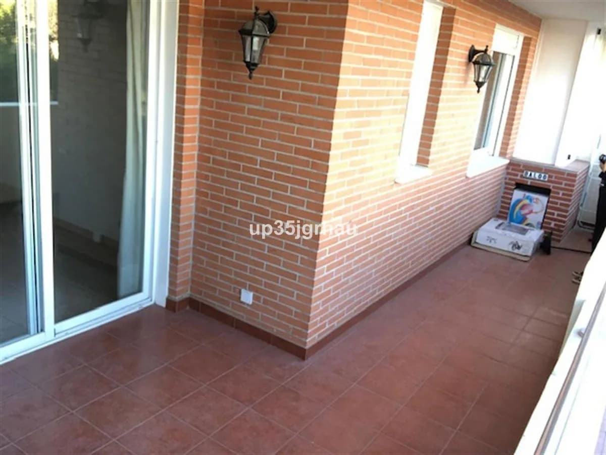 2 Bedroom Middle Floor Apartment for Sale in Estepona, Málaga - Image 5