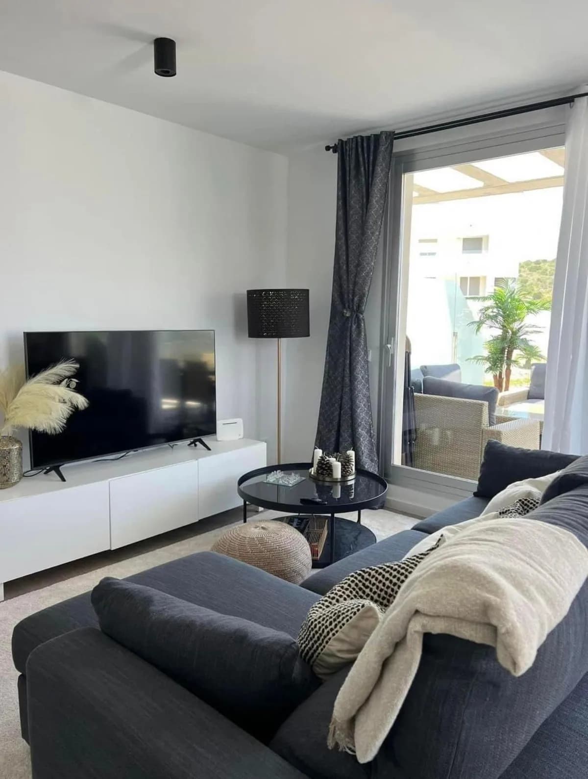 2 Bedroom Top Floor Apartment for Sale in Estepona, Málaga - Image 2