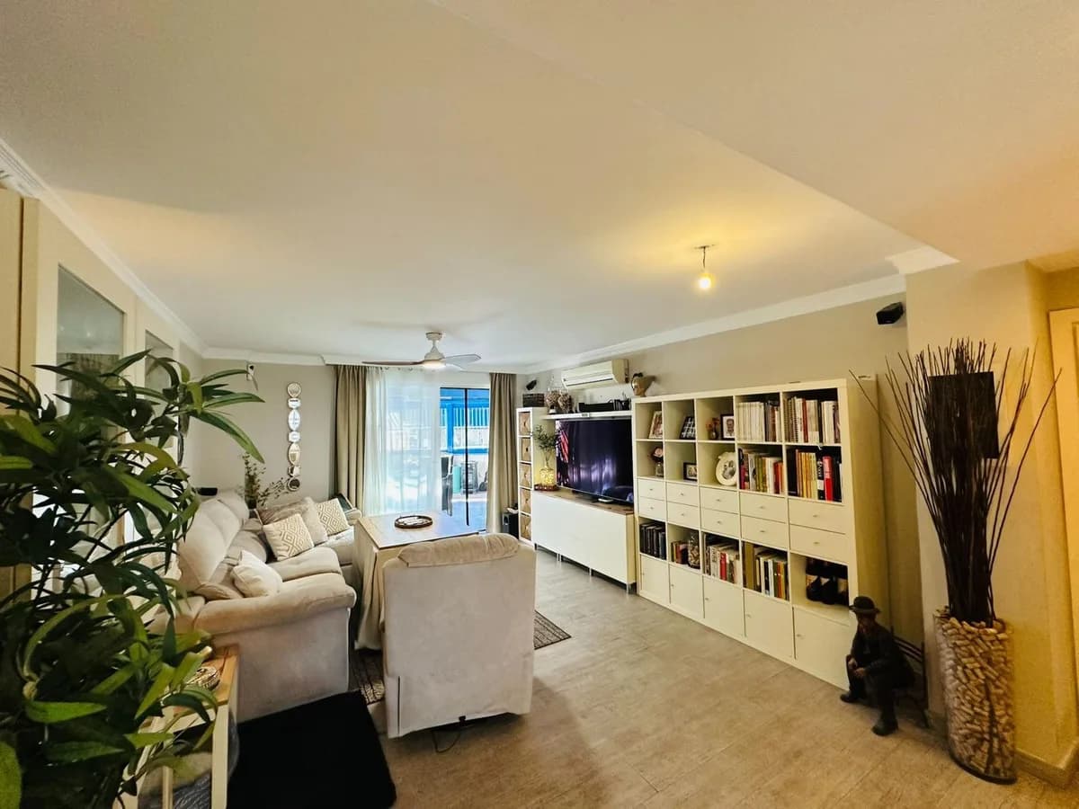 3 Bedroom Middle Floor Apartment for Sale in Fuengirola, Málaga - Image 4