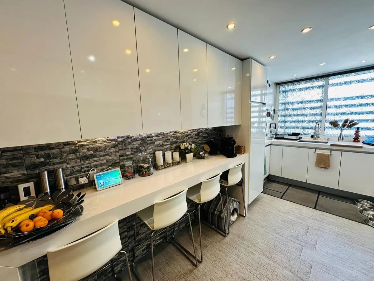3 Bedroom Middle Floor Apartment for Sale in Fuengirola, Málaga - Image 7