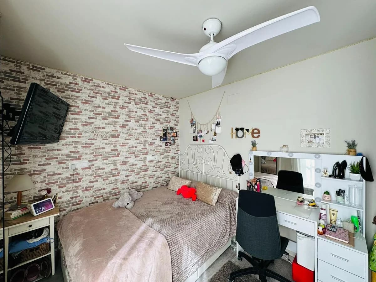 3 Bedroom Middle Floor Apartment for Sale in Fuengirola, Málaga - Image 9
