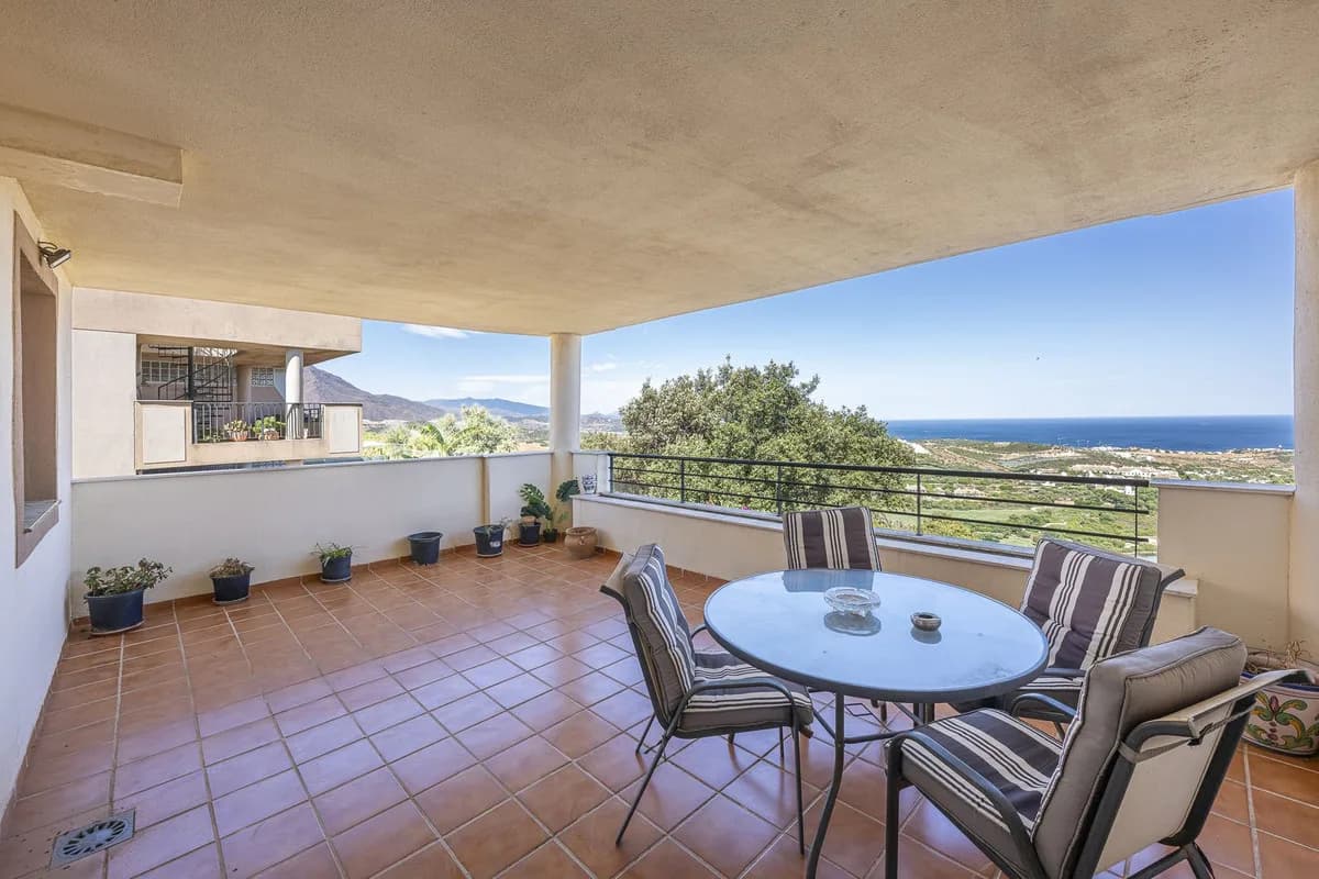 3 Bedroom Middle Floor Apartment for Sale in Casares Playa, Málaga