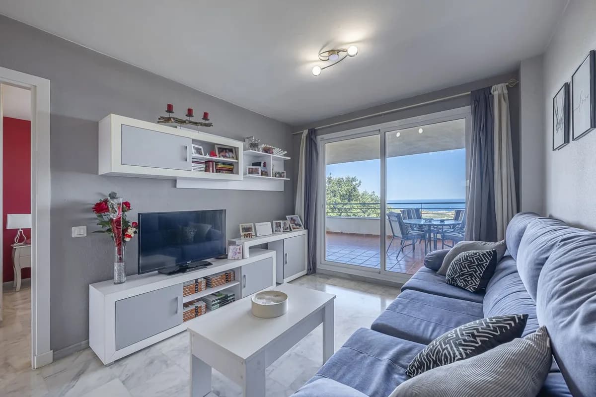 3 Bedroom Middle Floor Apartment for Sale in Casares Playa, Málaga - Image 4