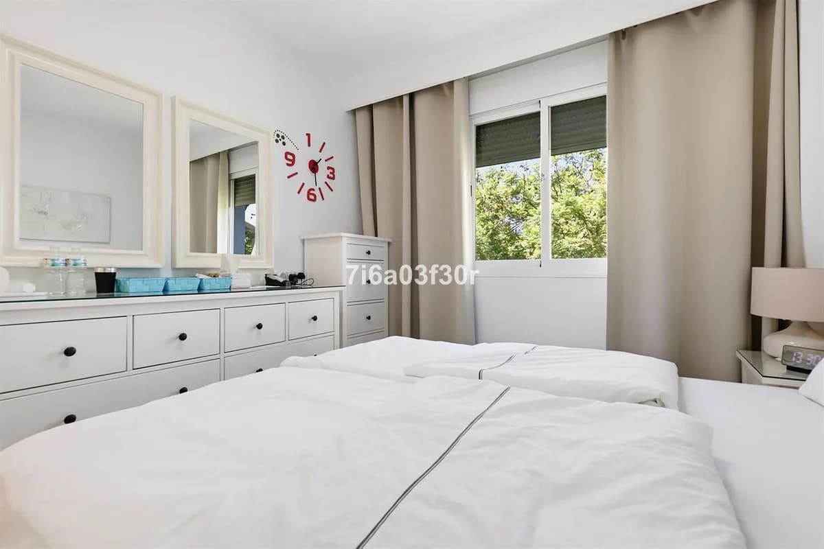 2 Bedroom Middle Floor Apartment for Sale in Puerto Banús, Málaga - Image 6