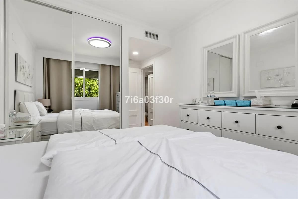2 Bedroom Middle Floor Apartment for Sale in Puerto Banús, Málaga - Image 8