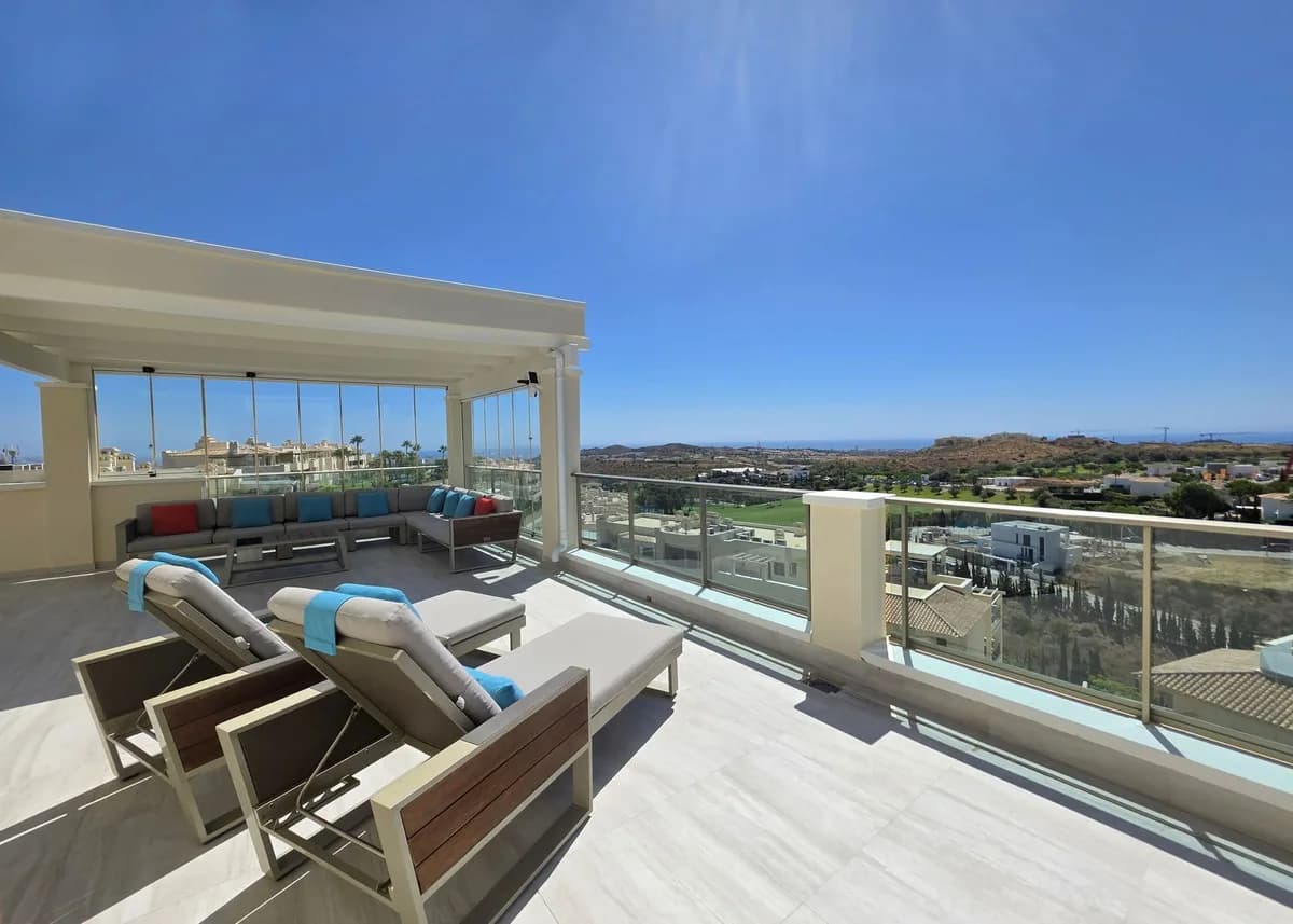 2 Bedroom Penthouse for Sale in Cerros del Aguila, Málaga