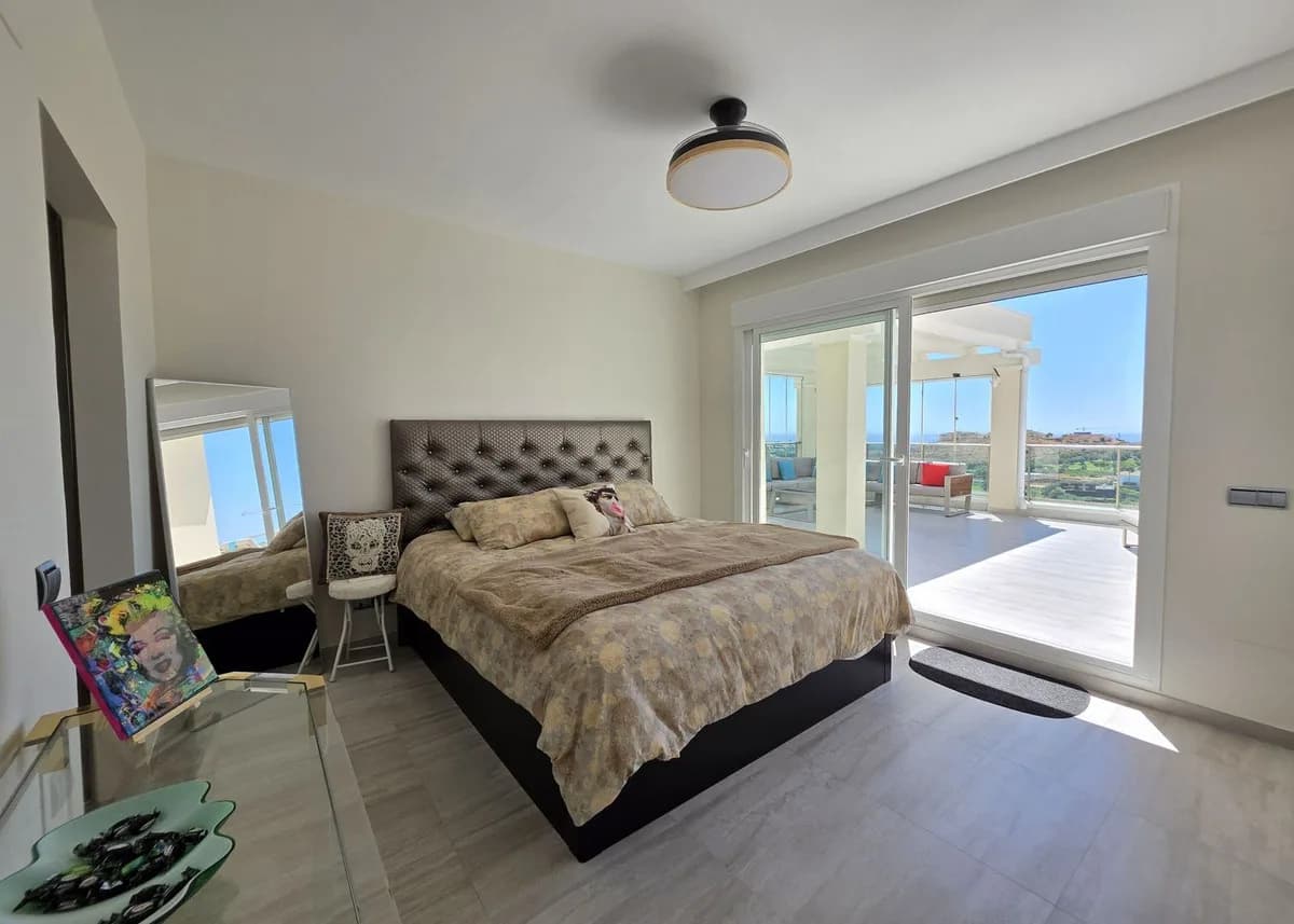 2 Bedroom Penthouse for Sale in Cerros del Aguila, Málaga - Image 6