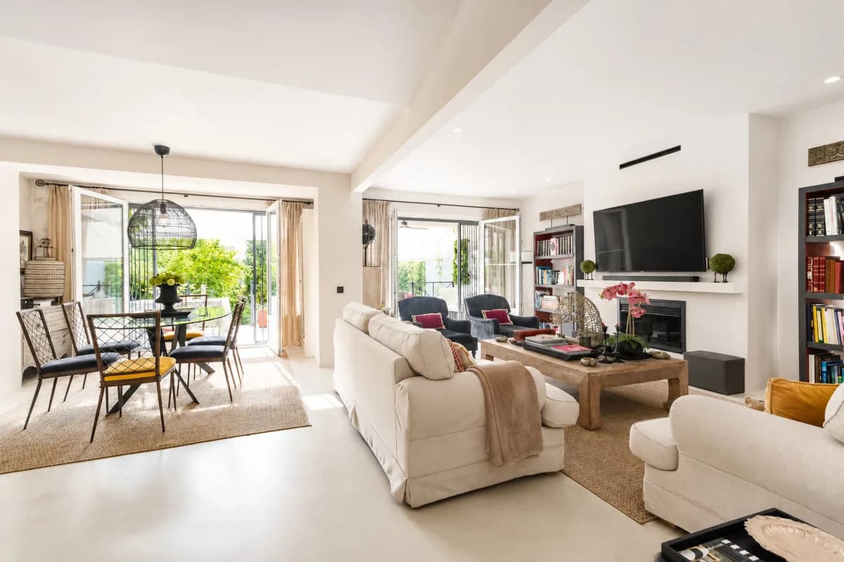 6 Bedroom Townhouse for Sale in Guadalmina Alta, Málaga - Image 2