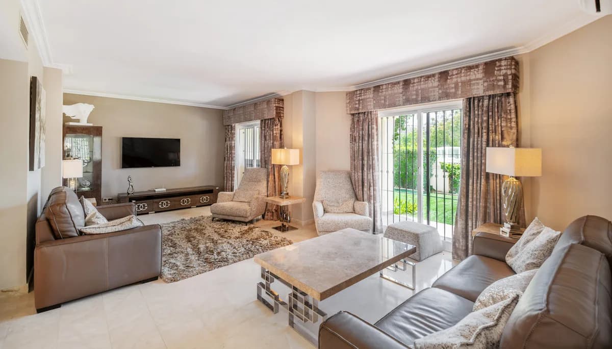 4 Bedroom Townhouse for Sale in Benahavís, Málaga - Image 3