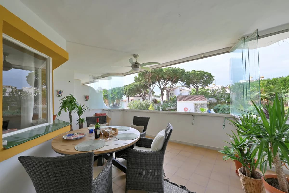 2 Bedroom Middle Floor Apartment for Sale in Calahonda, Málaga