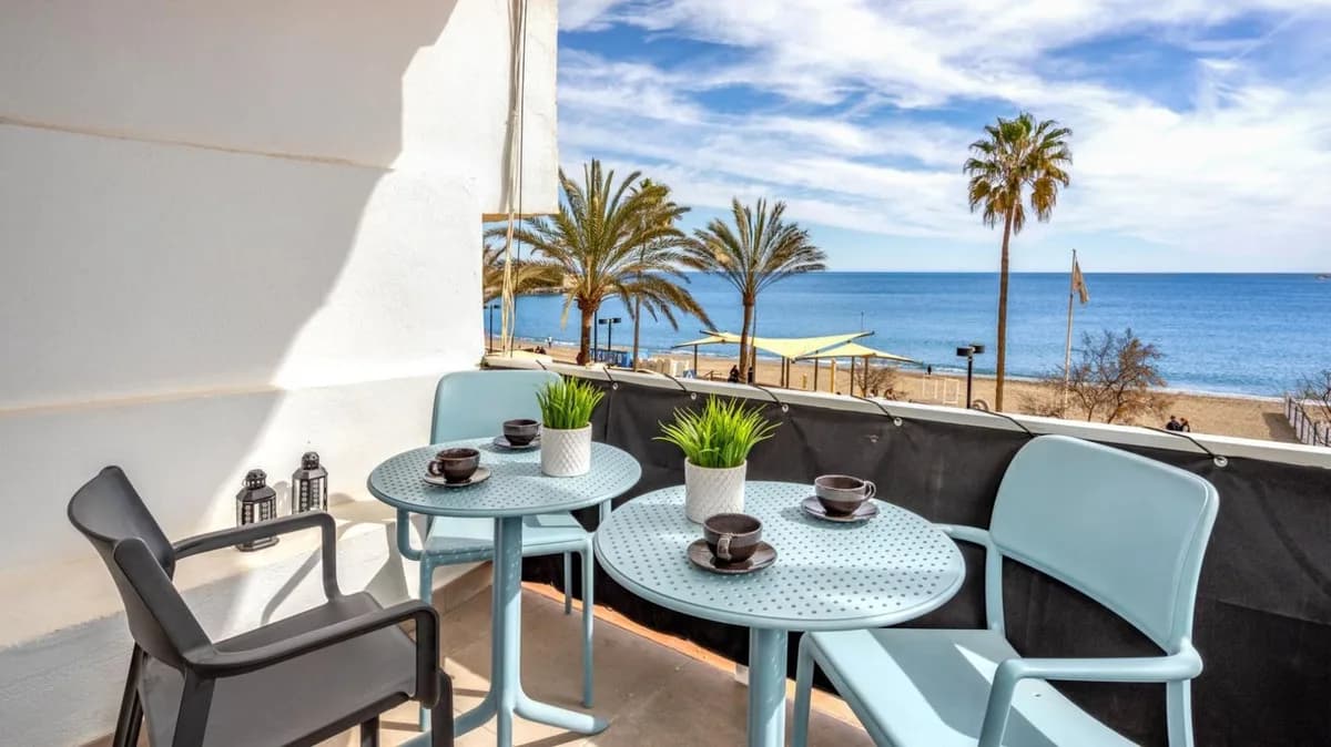 2 Bedroom Middle Floor Apartment for Sale in Fuengirola, Málaga - Image 2