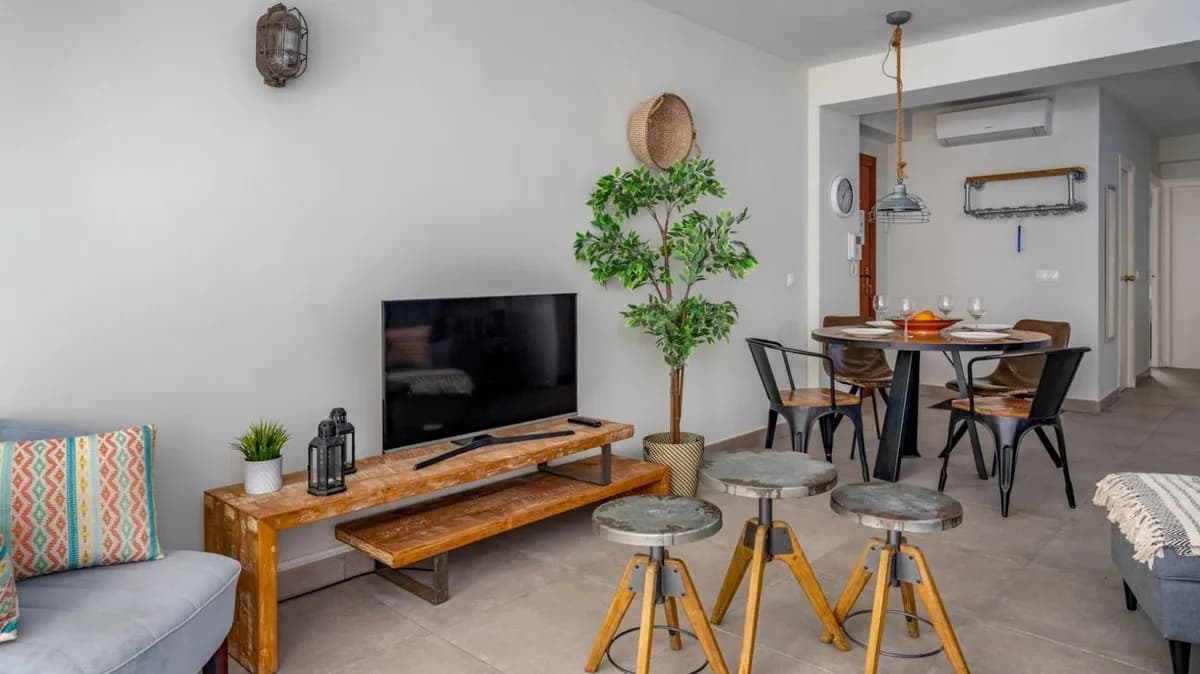 2 Bedroom Middle Floor Apartment for Sale in Fuengirola, Málaga - Image 5