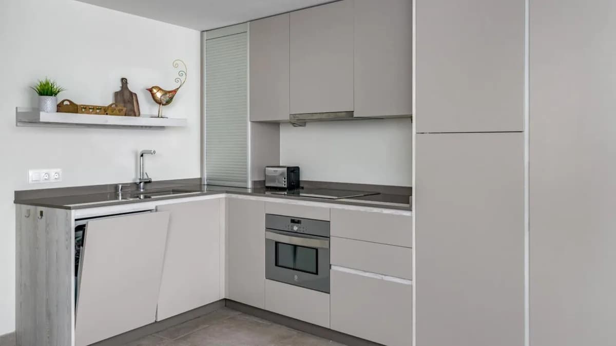 2 Bedroom Middle Floor Apartment for Sale in Fuengirola, Málaga - Image 8
