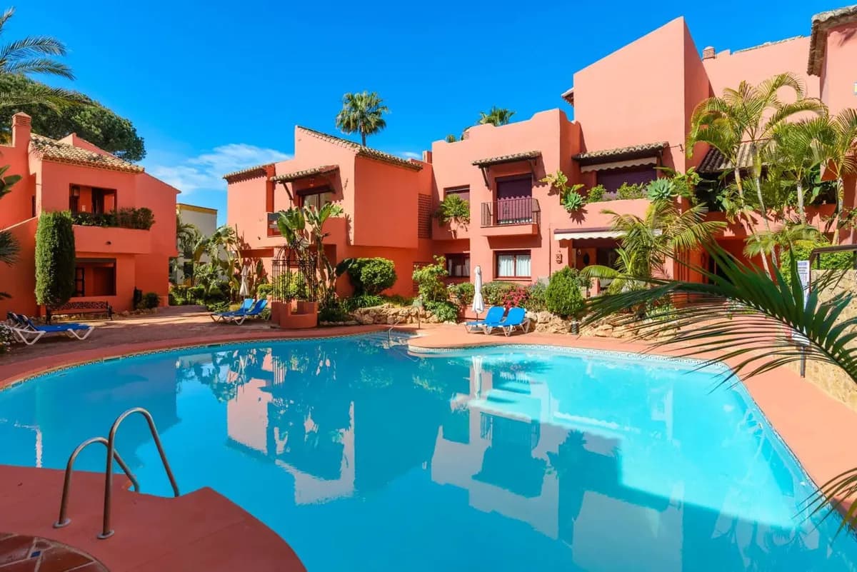 2 Bedroom Middle Floor Apartment for Sale in Elviria, Málaga