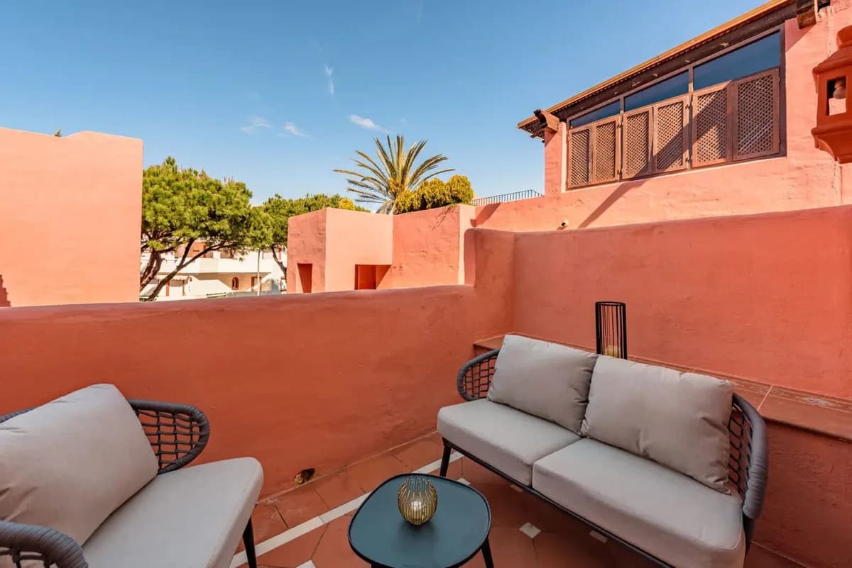 2 Bedroom Middle Floor Apartment for Sale in Elviria, Málaga - Image 2