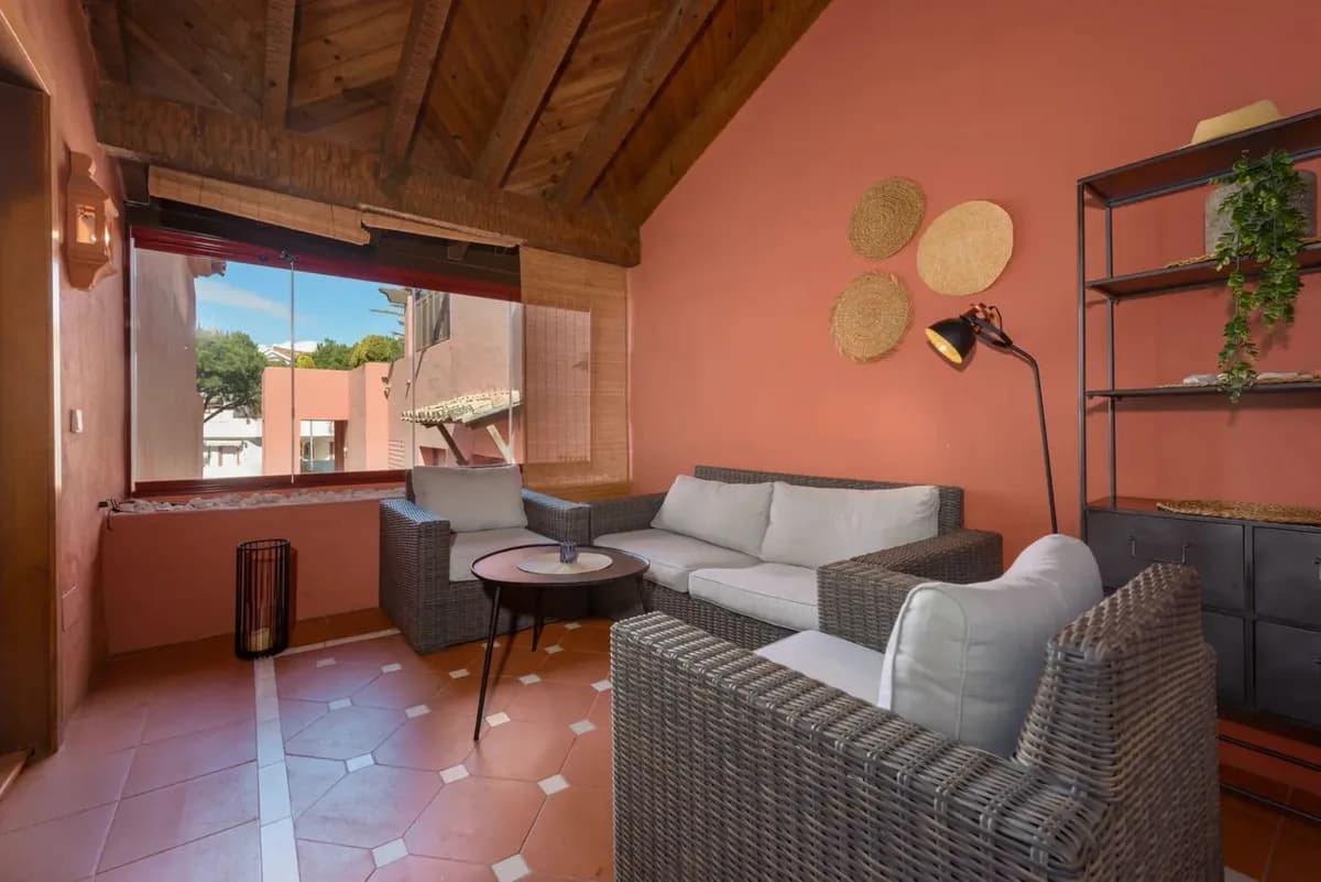 2 Bedroom Middle Floor Apartment for Sale in Elviria, Málaga - Image 6