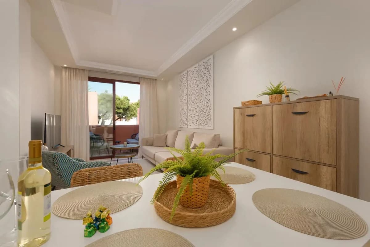 2 Bedroom Middle Floor Apartment for Sale in Elviria, Málaga - Image 9