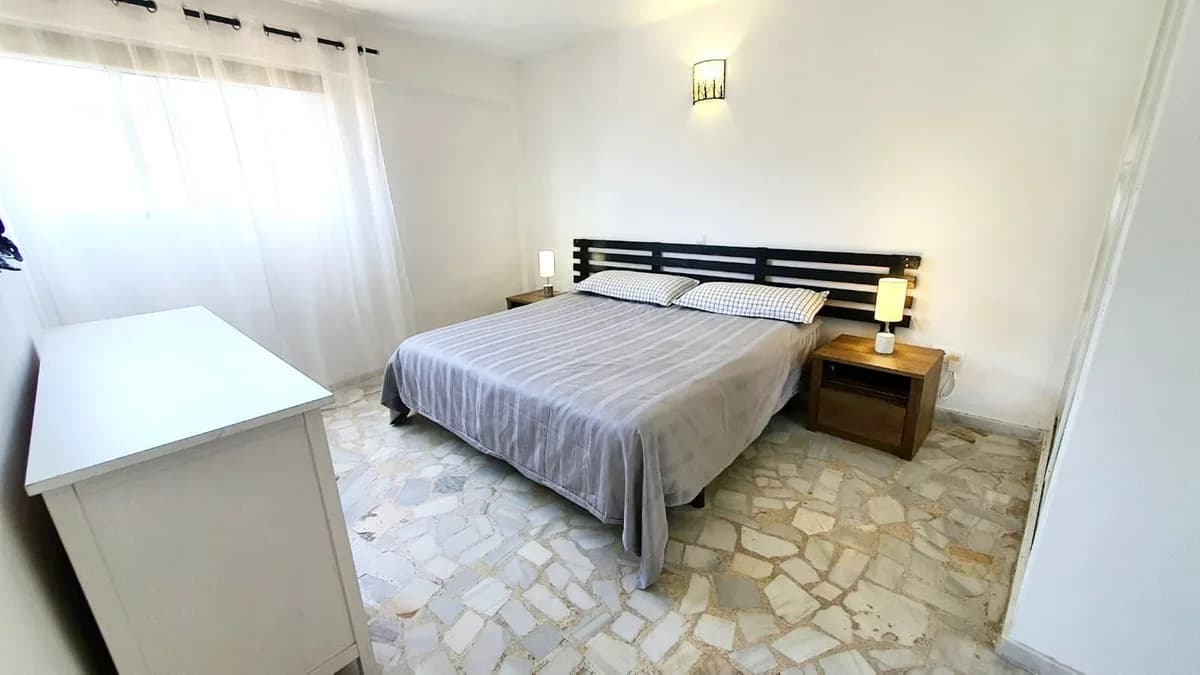 2 Bedroom Middle Floor Apartment for Sale in Carvajal, Málaga - Image 4