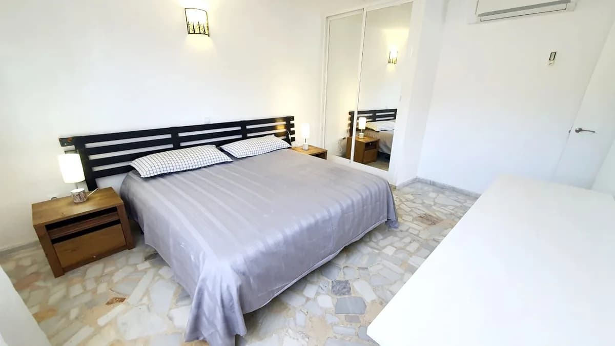 2 Bedroom Middle Floor Apartment for Sale in Carvajal, Málaga - Image 6