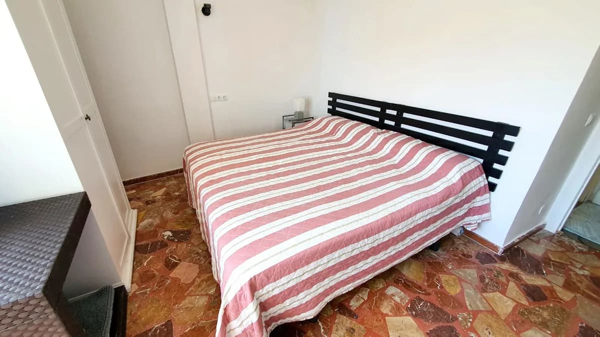 2 Bedroom Middle Floor Apartment for Sale in Carvajal, Málaga - Image 9
