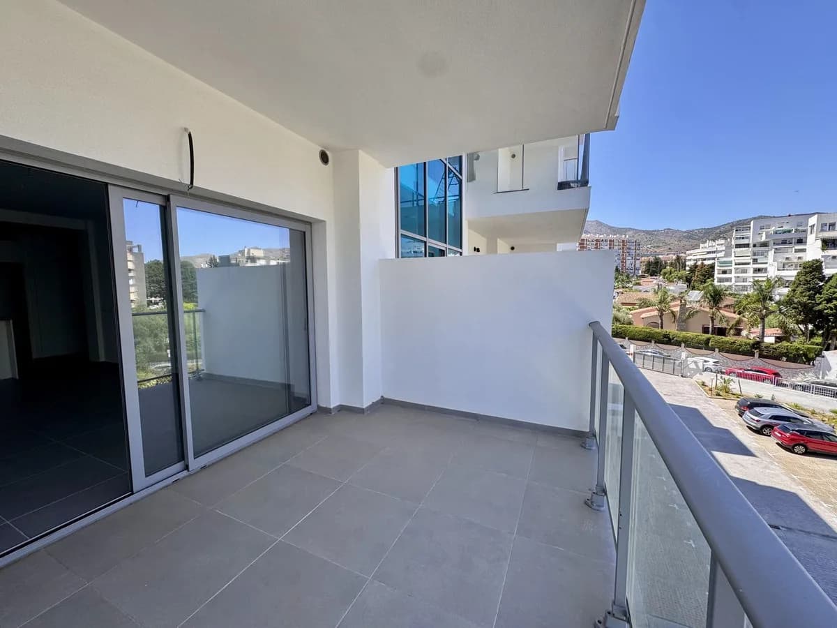 2 Bedroom Middle Floor Apartment for Sale in Benalmadena Costa, Málaga - Image 4
