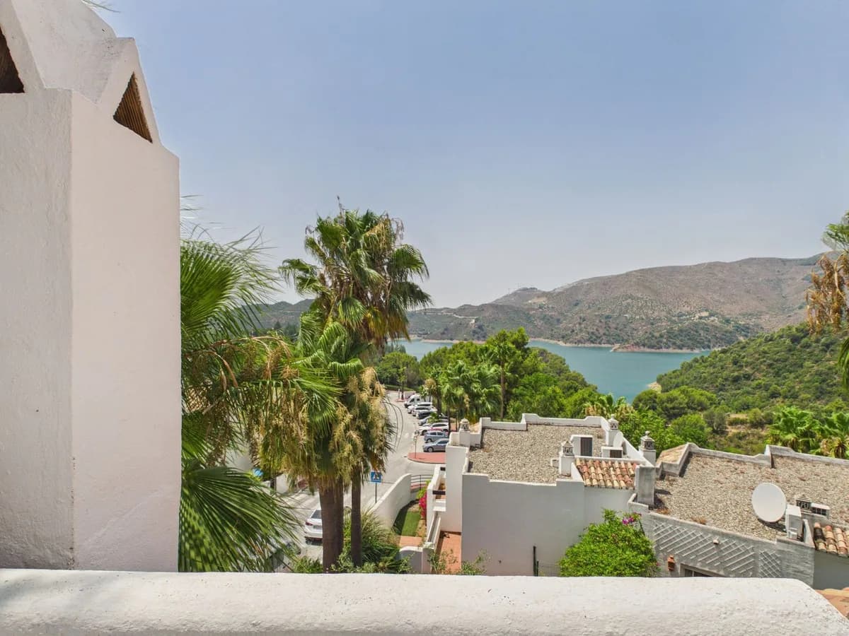 4 Bedroom Semi-Detached House for Sale in Istán, Málaga - Image 2
