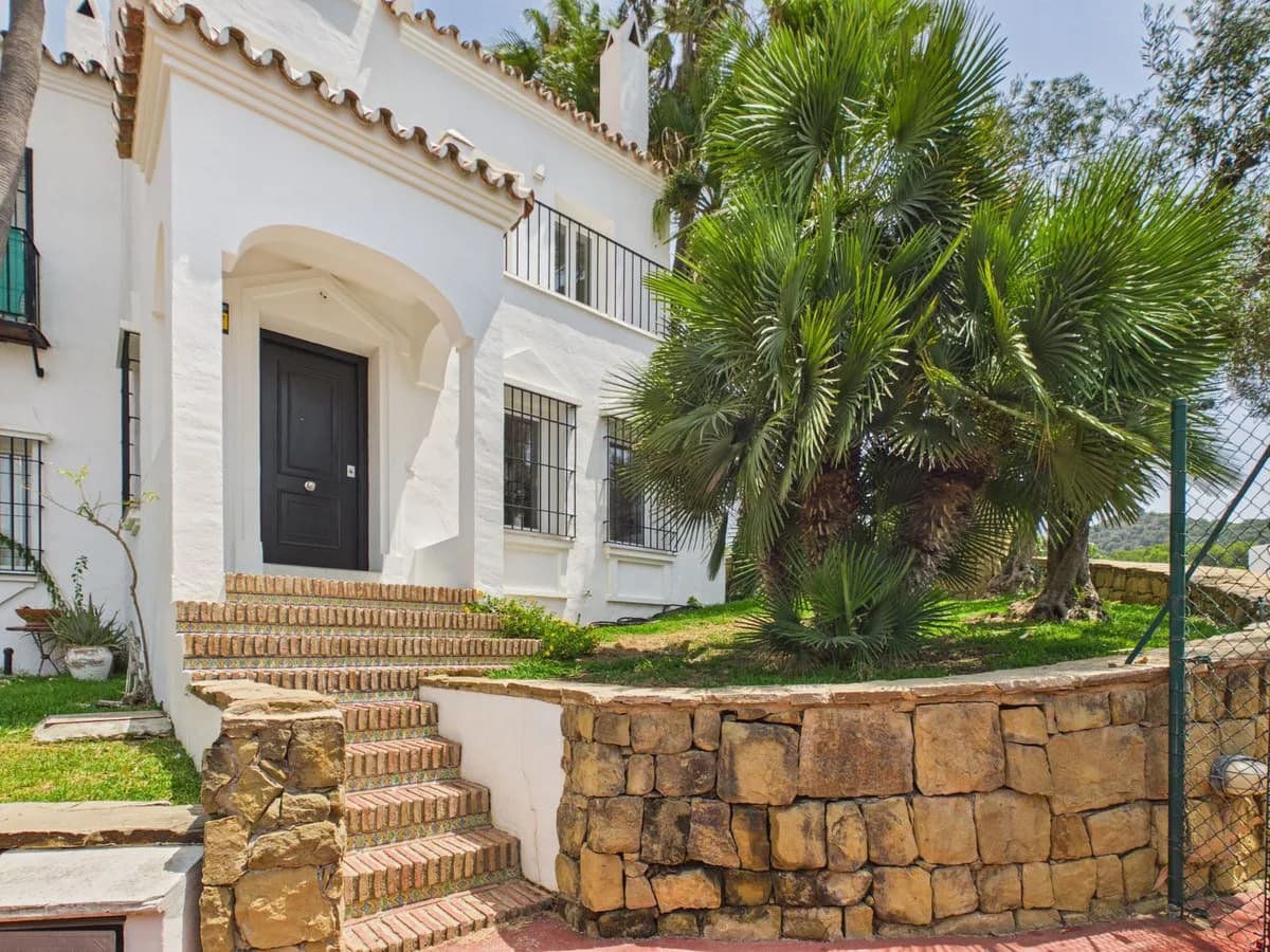 4 Bedroom Semi-Detached House for Sale in Istán, Málaga - Image 3