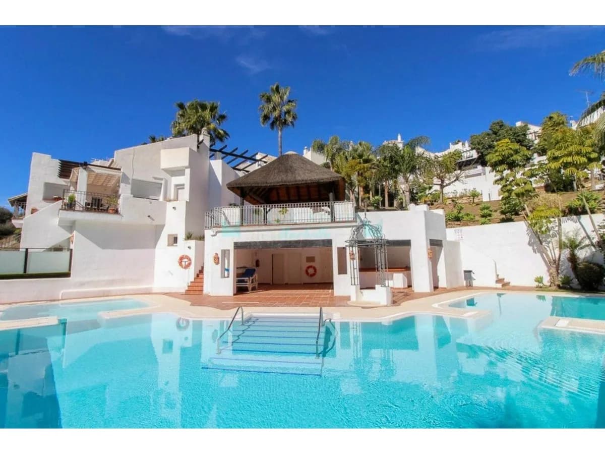 4 Bedroom Semi-Detached House for Sale in Istán, Málaga - Image 4