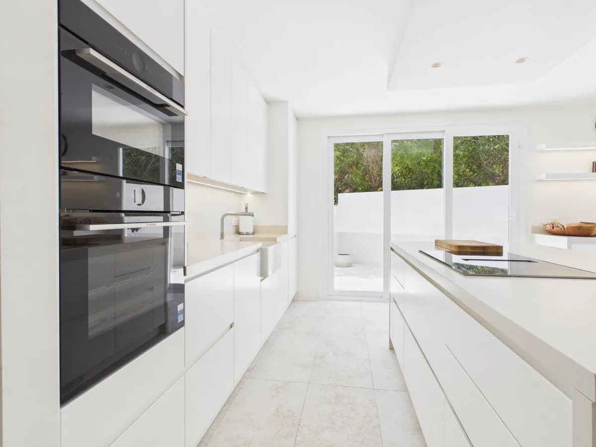 4 Bedroom Semi-Detached House for Sale in Istán, Málaga - Image 8